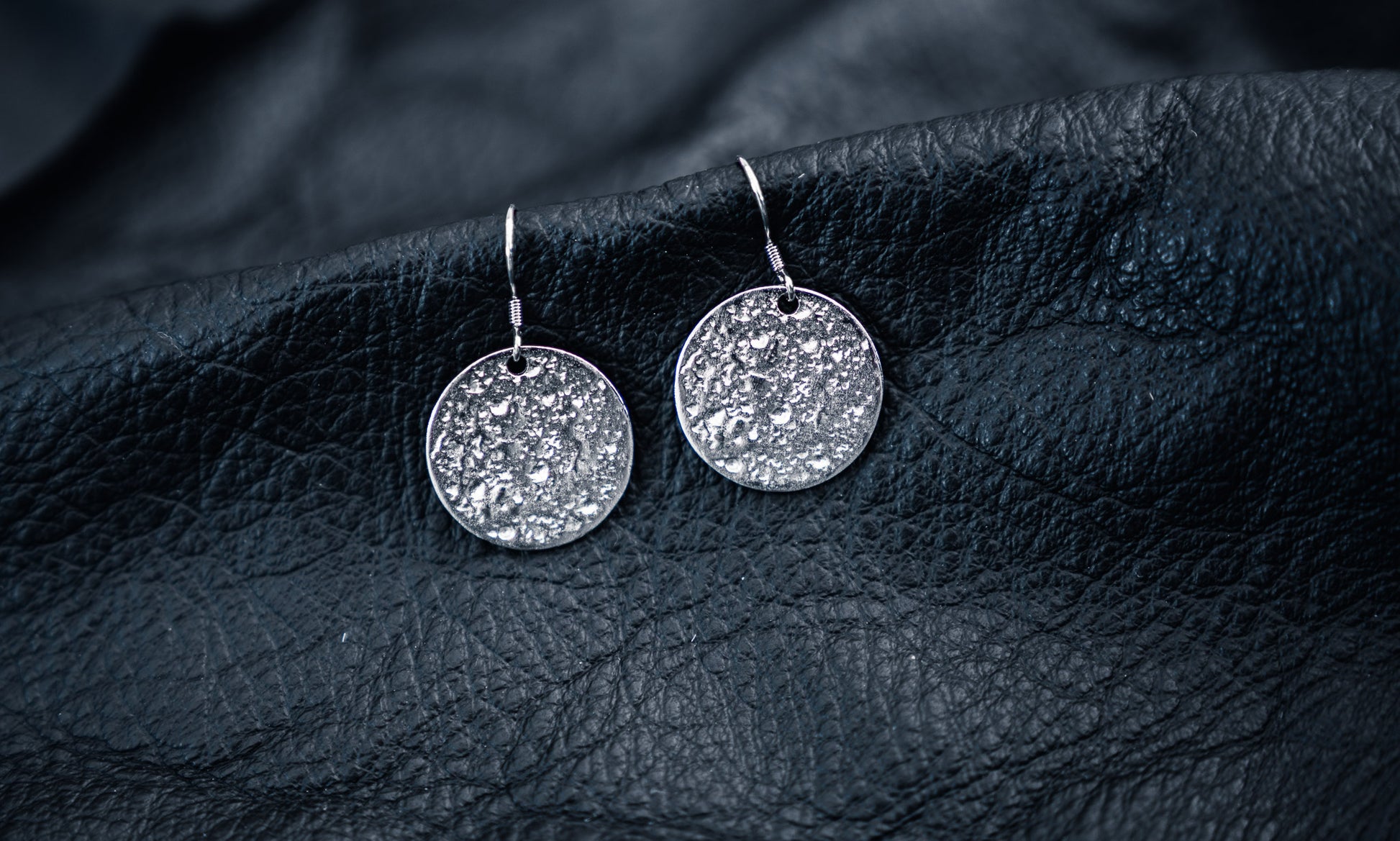 VAEGAR Moon Earring