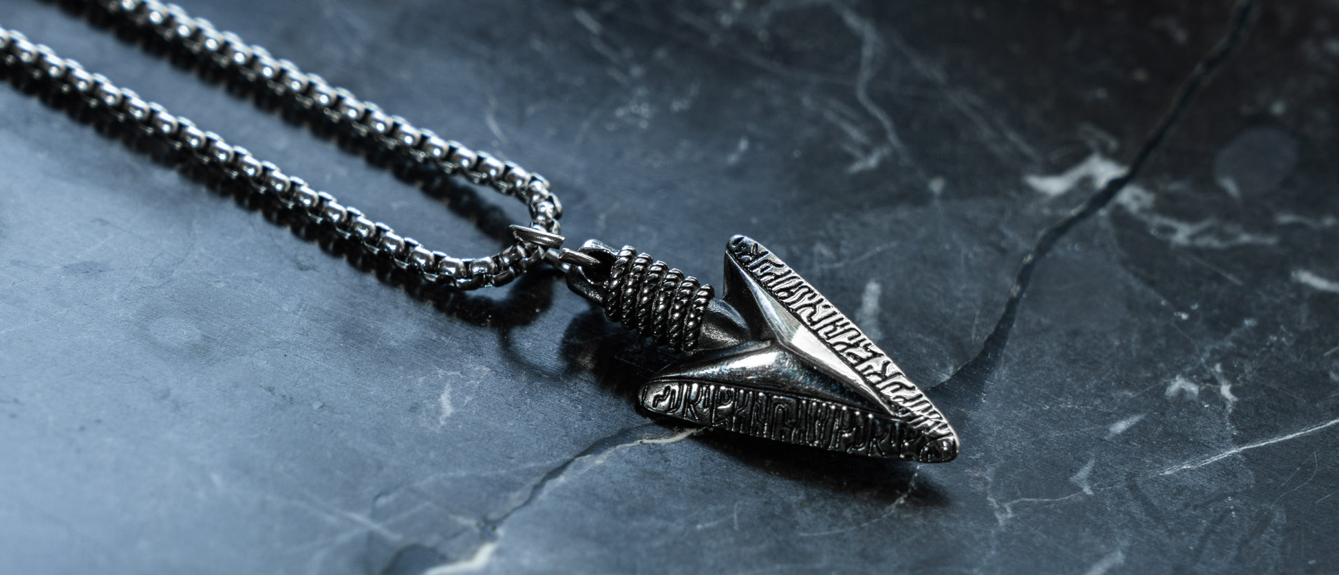 VAEGAR Path Arrow Necklace