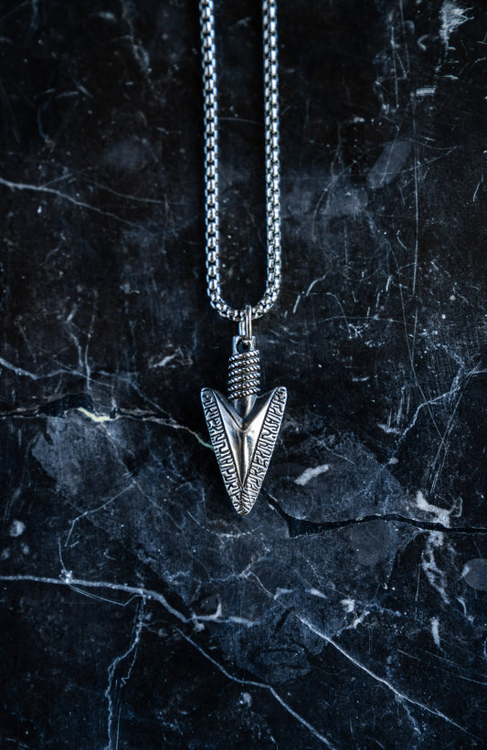 VAEGAR Path Arrow Necklace